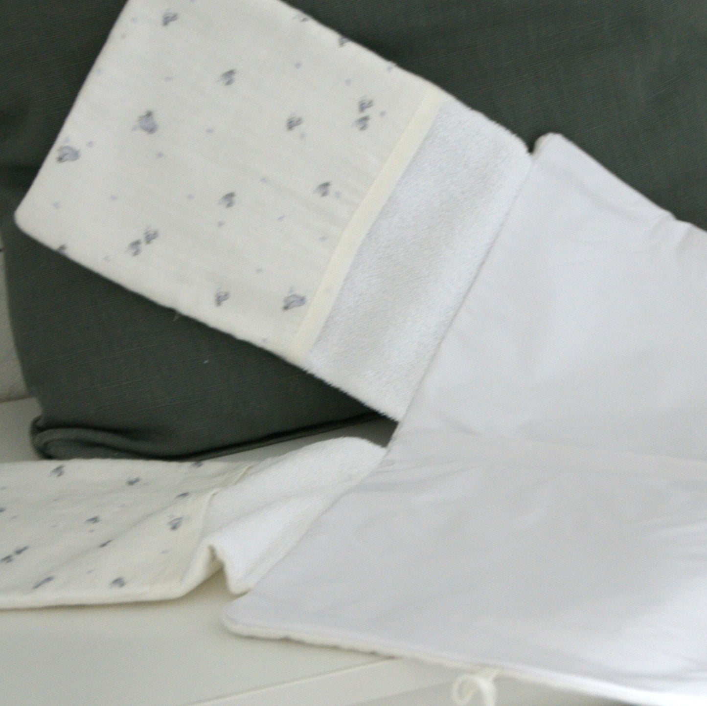 Cambiador blanco para bebés con estampado pajaritos