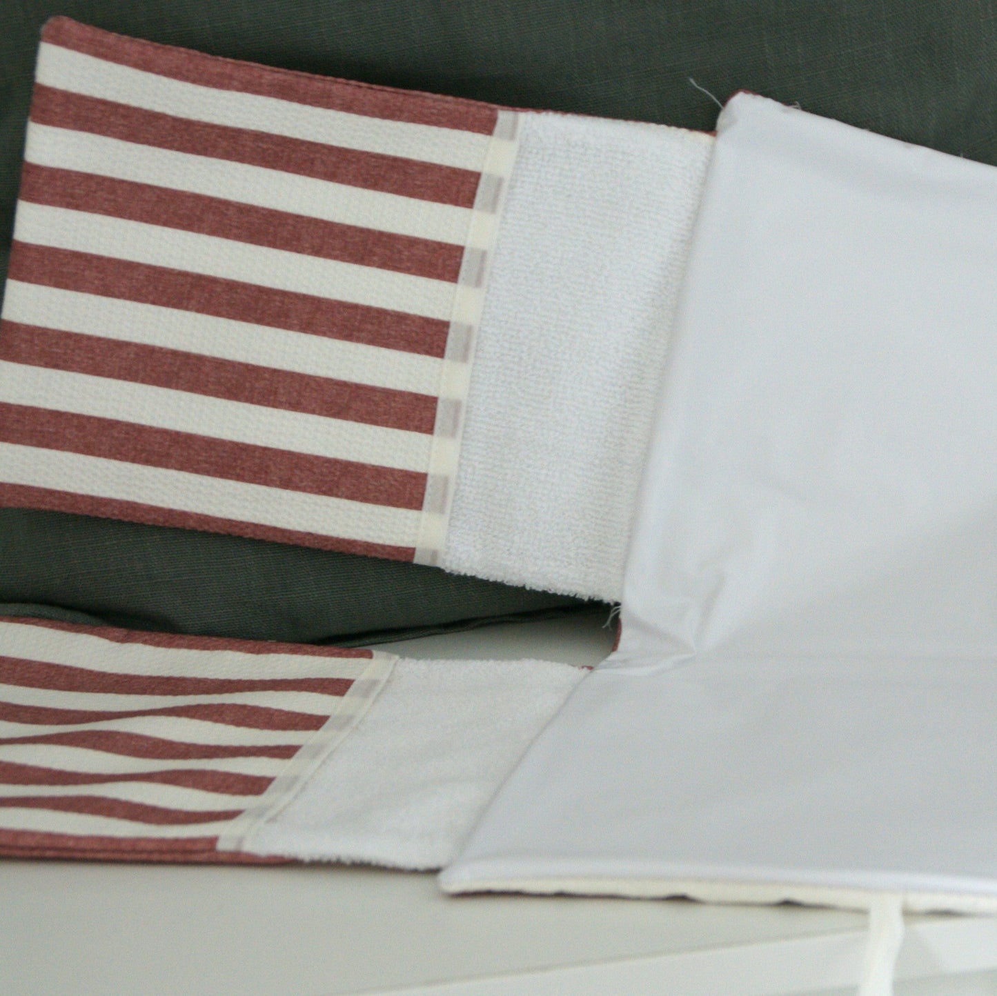 Cambiador para bebés con estampado de rayas