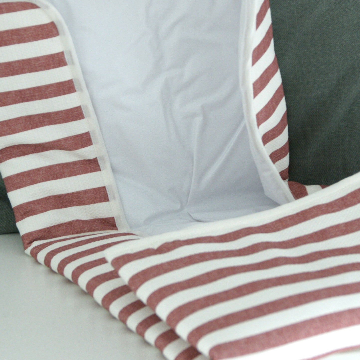 Cambiador de bebés con estampado de rayas