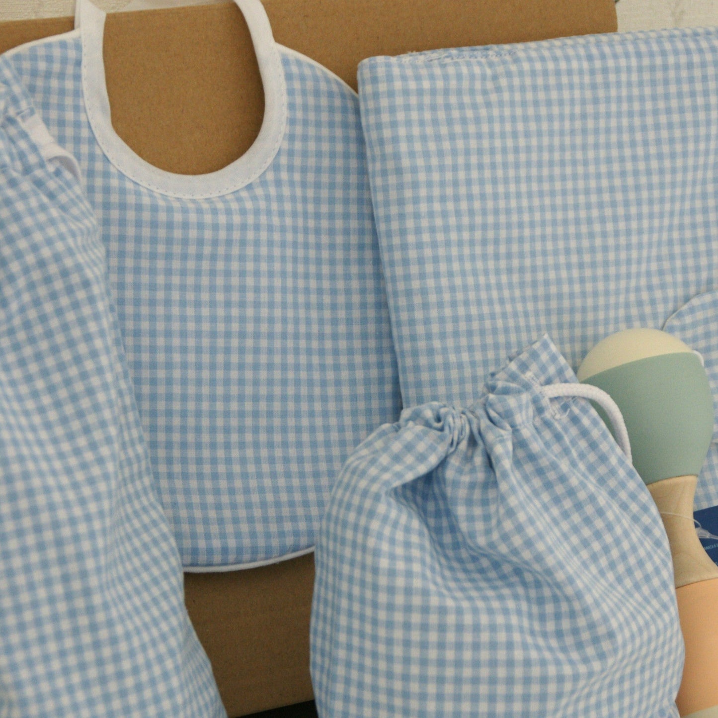 Detalle sonajero bebé vichy azul