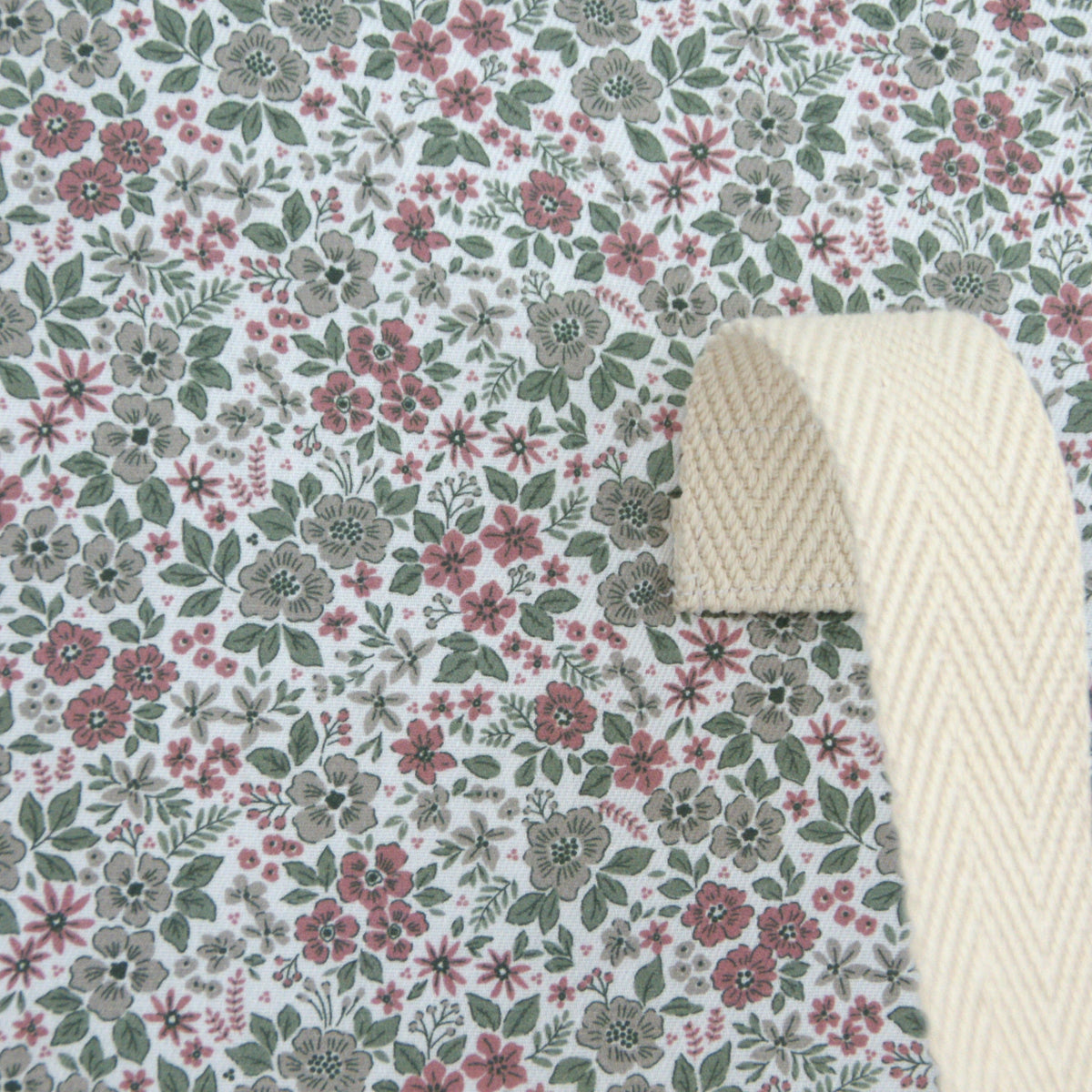 Detalle de la maleta Green para bebé, interior acolchado y gran capacidad.
