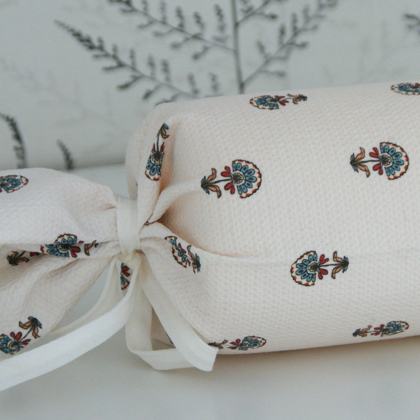 Rulo anti vuelco blanco para bebés con estampado de flores