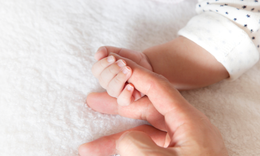 Cómo elegir talla y ropa de bebé cuando regalas a recién nacidos