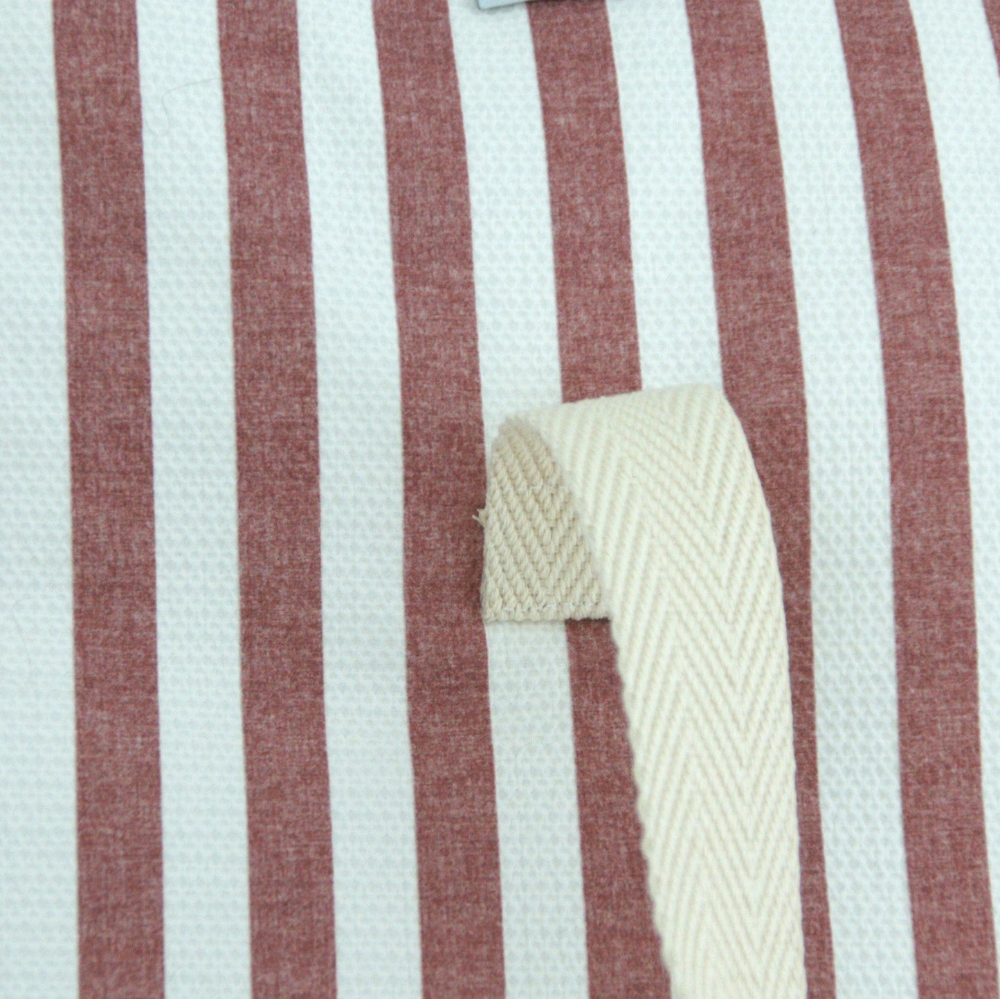 Detalle de la maleta Rayas Rosa para bebé con estampado de rayas rosa sobre fondo blanco.