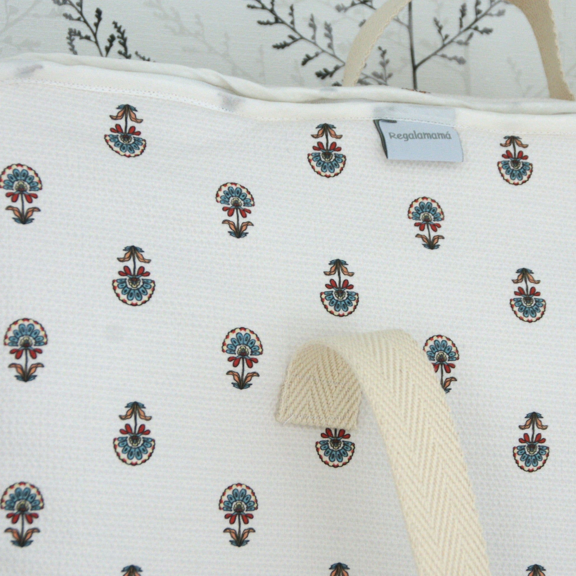 Detalle de la maleta Mafalda para bebé con diseño sobre fondo blanco.