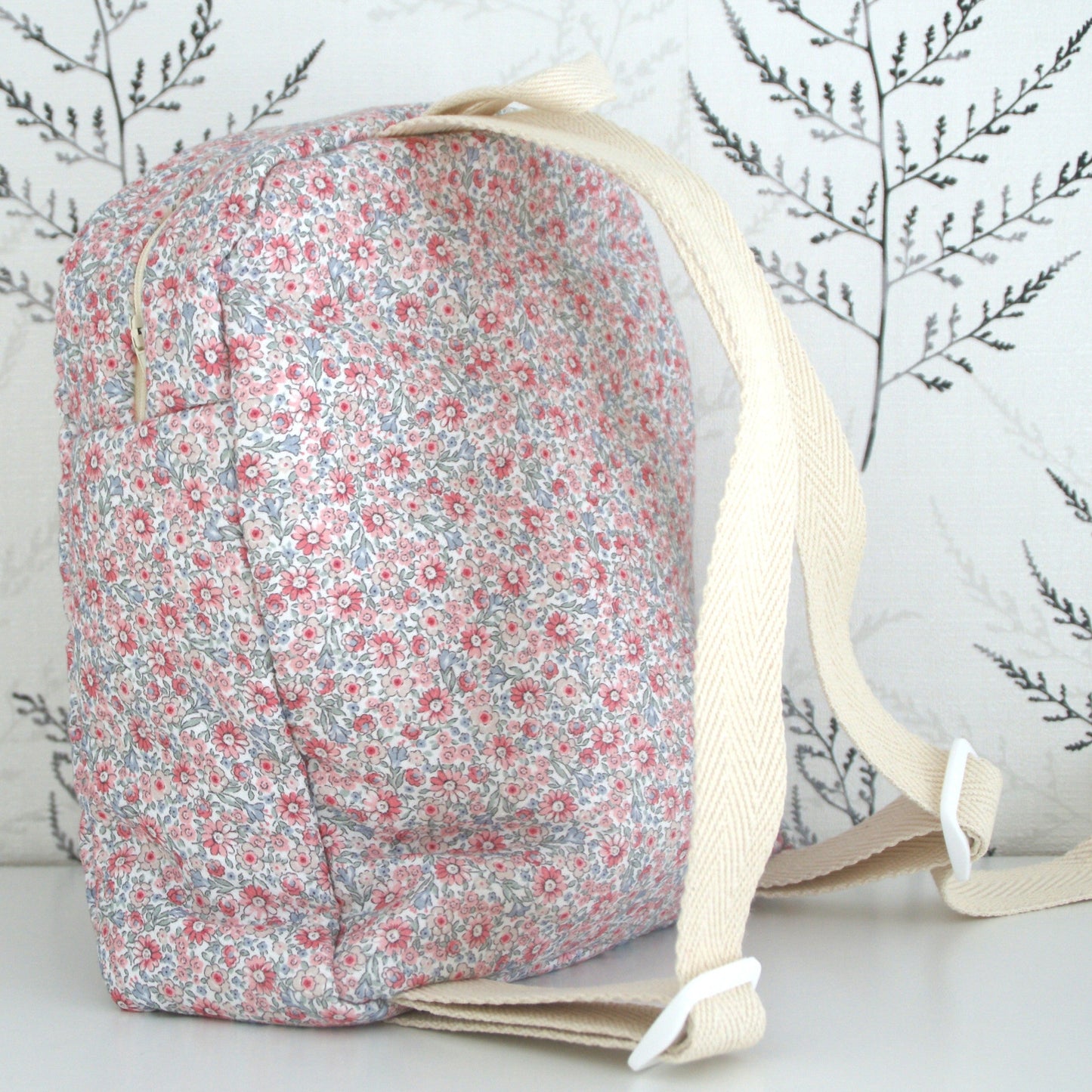 Mochila de guardería por detrás con asas ajustables al los hombros. Mochila ligera y acolchada