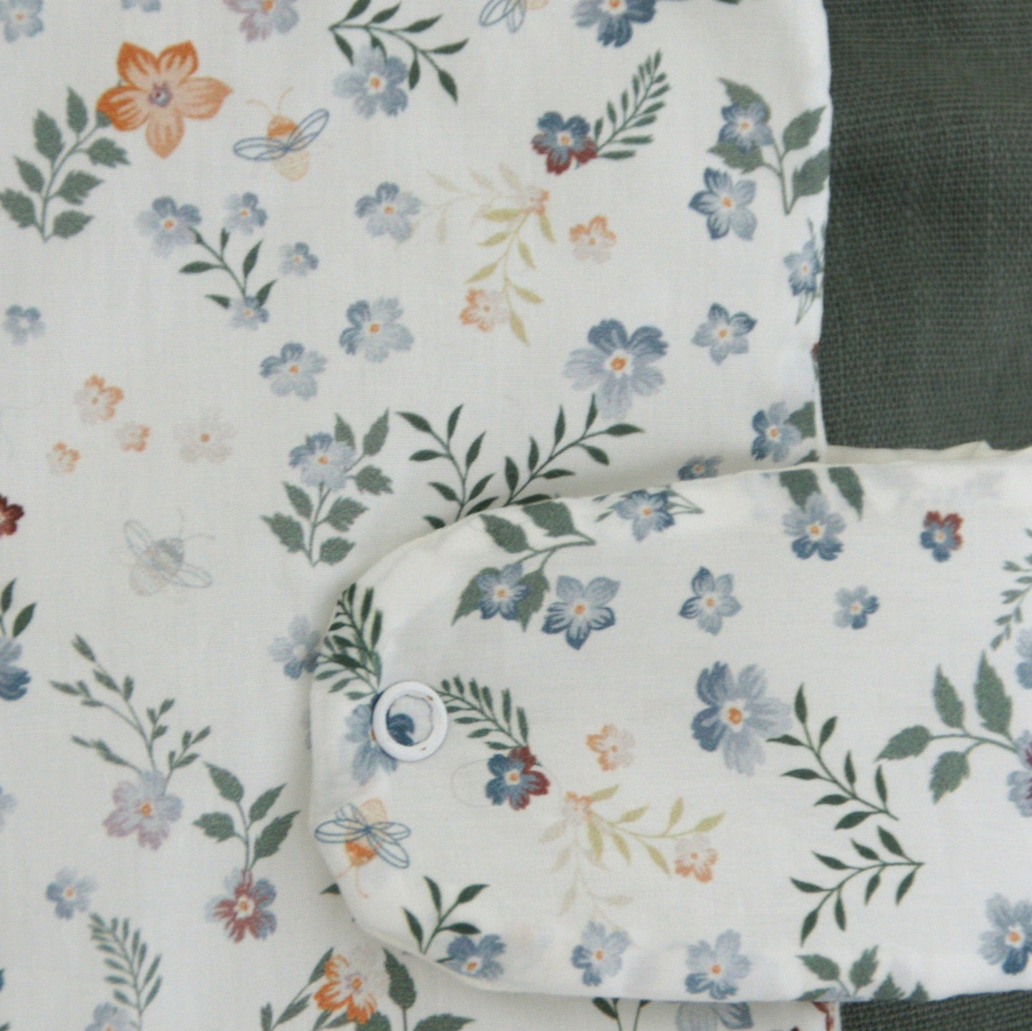 Detalle de cerca del porta documentos estampado unisex para bebé.