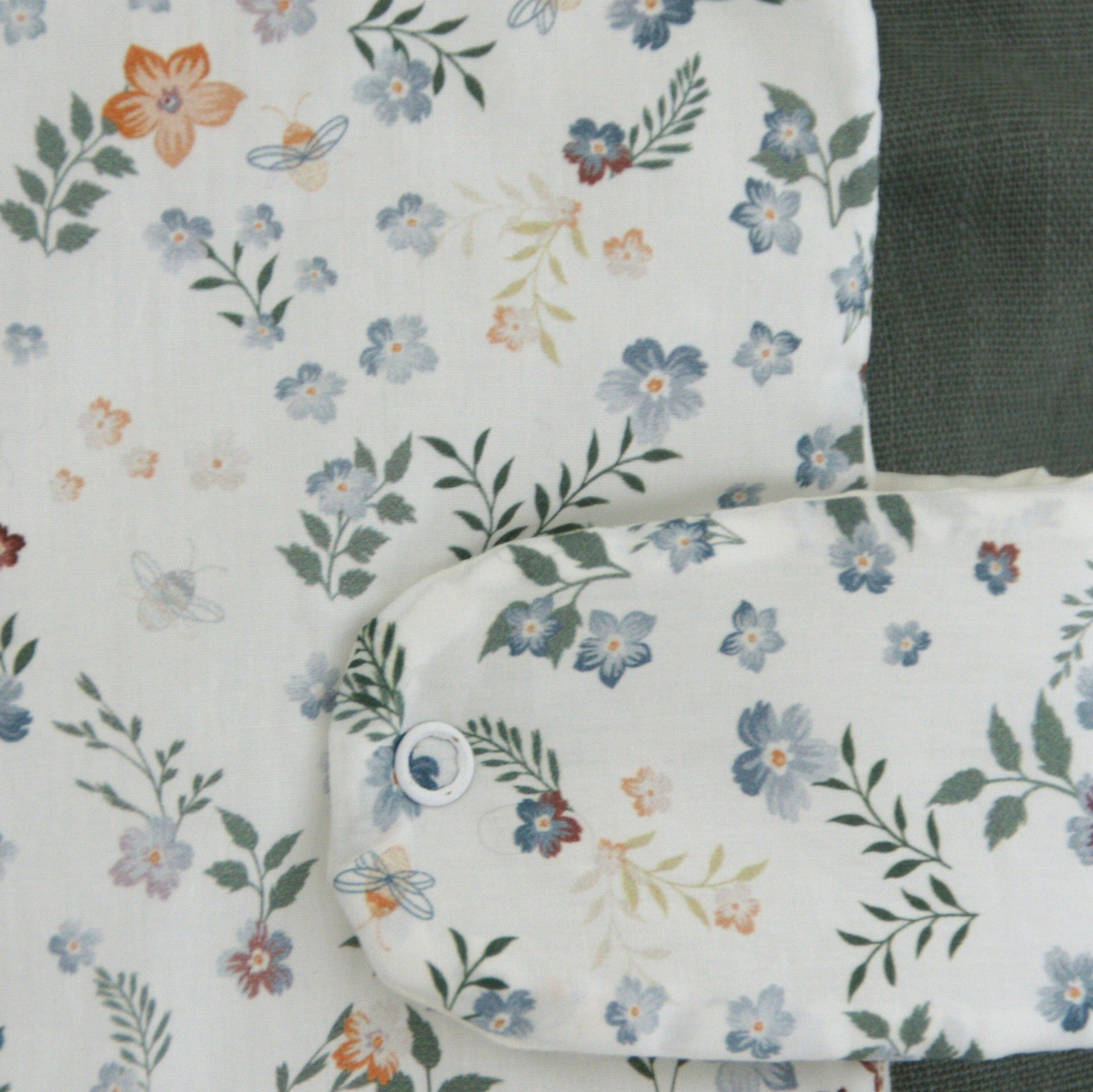 Detalle de cerca del porta documentos estampado unisex para bebé.