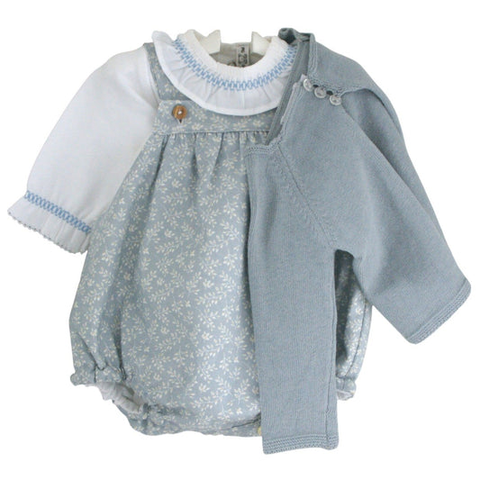 Conjunto para bebé. Chaqueta de punto, camisa blanca y peto azul