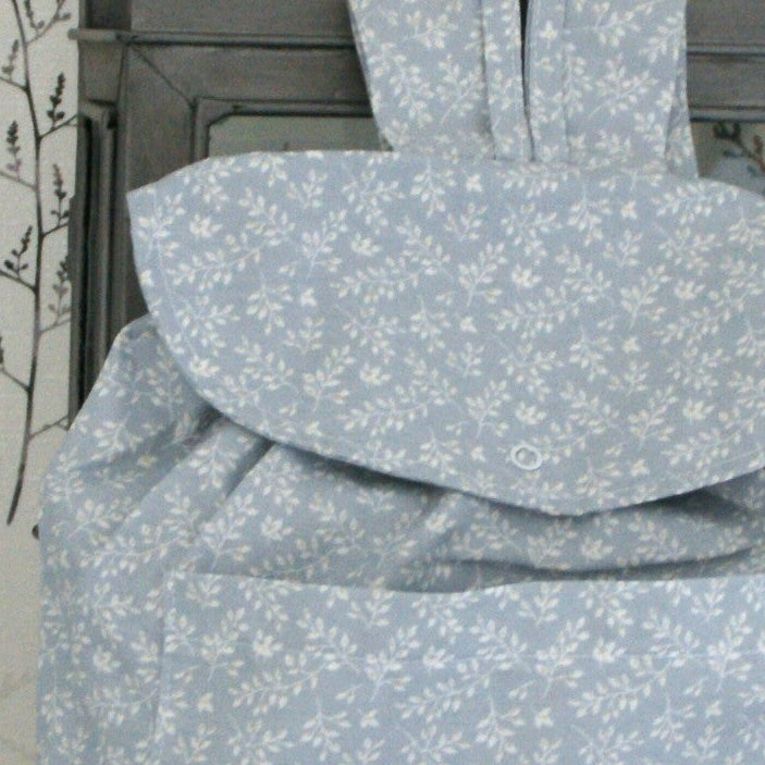 Detalle de cerca de la mochila de guarderia para los niños con bolsillo.