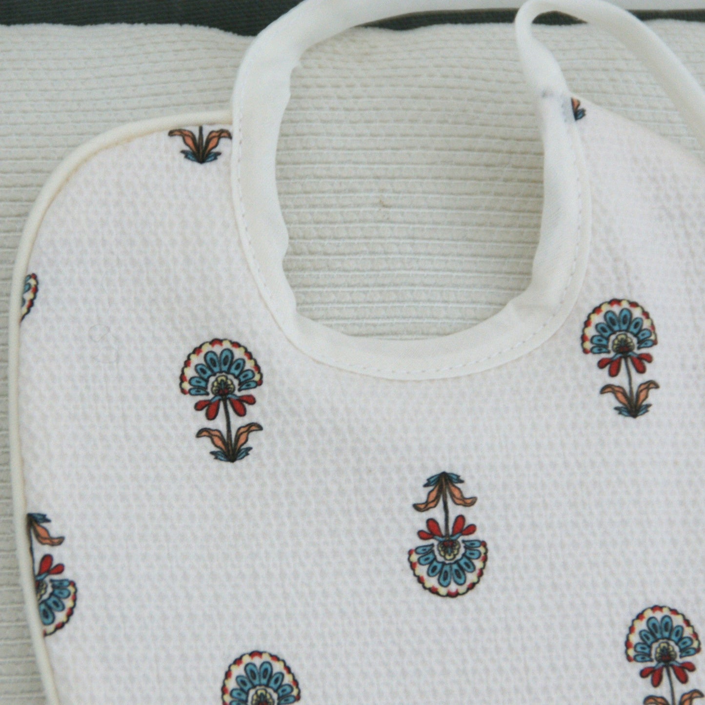 Babero personalizado para bebé blanco con estampado