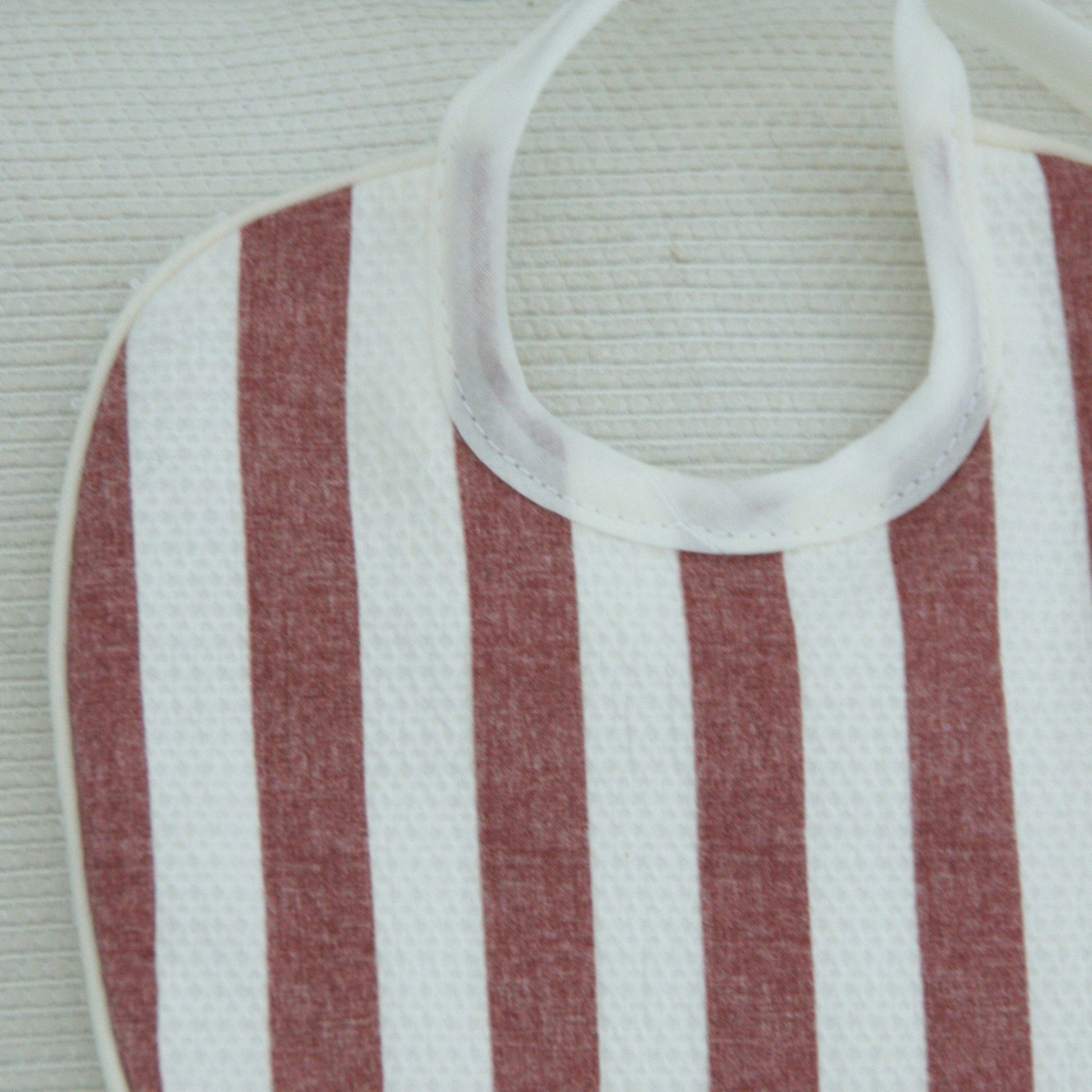 Babero personalizado para bebé blanco con estampado de rayas