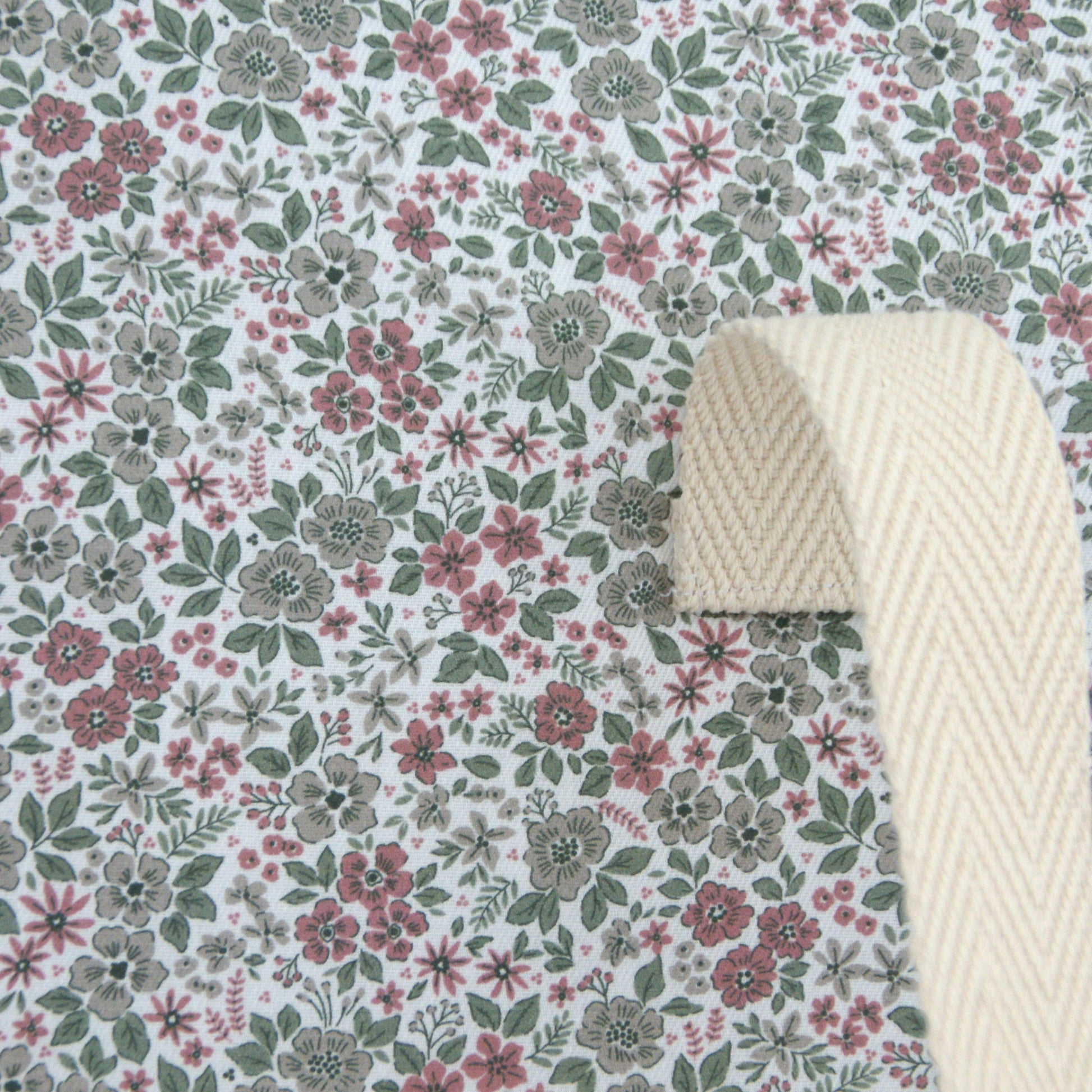 Detalle de la maleta Green para bebé, interior acolchado y gran capacidad.