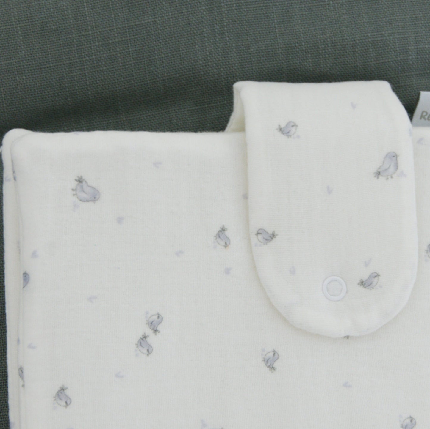 Detalle del porta documentos estampado de pajaritos gris, regalo `perfecto para el bebé.