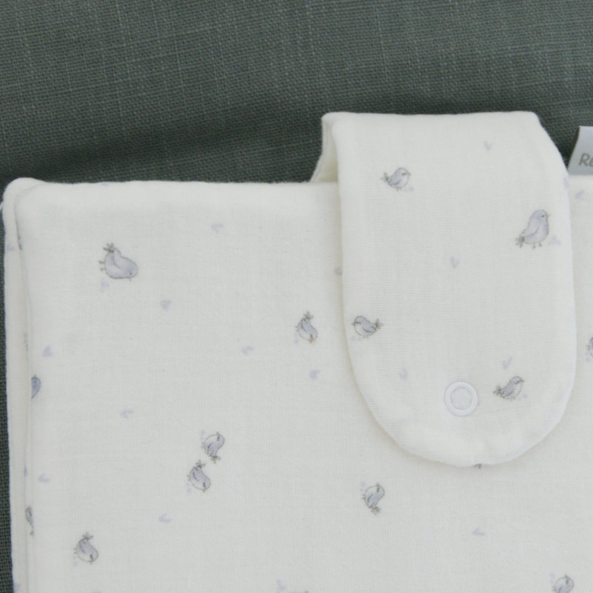 Detalle del porta documentos estampado de pajaritos gris, regalo `perfecto para el bebé.