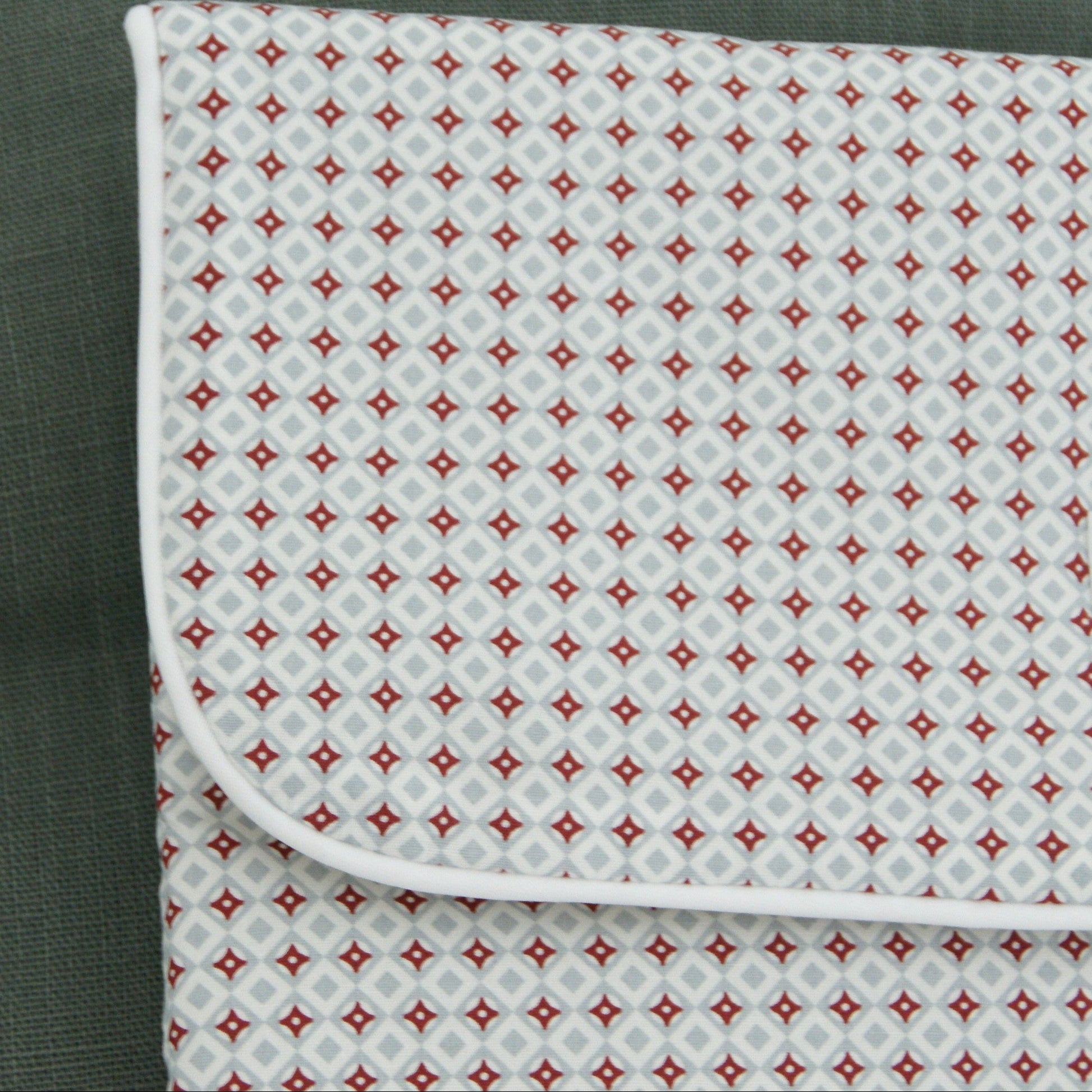 Detalle de cerca de nuestro porta pañales estampado para bebé, unisex.