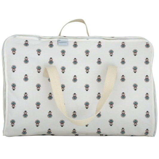 Maleta de Maternidad Mafalda para bebé con asas, ideal como maleta de hospital o de viaje, sobre fondo blanco.