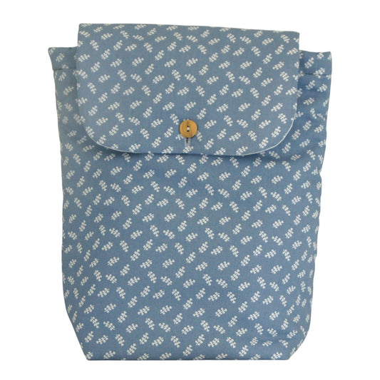 Mochila para la guardería impermeable por dentro, de estampado de ramitas azul.