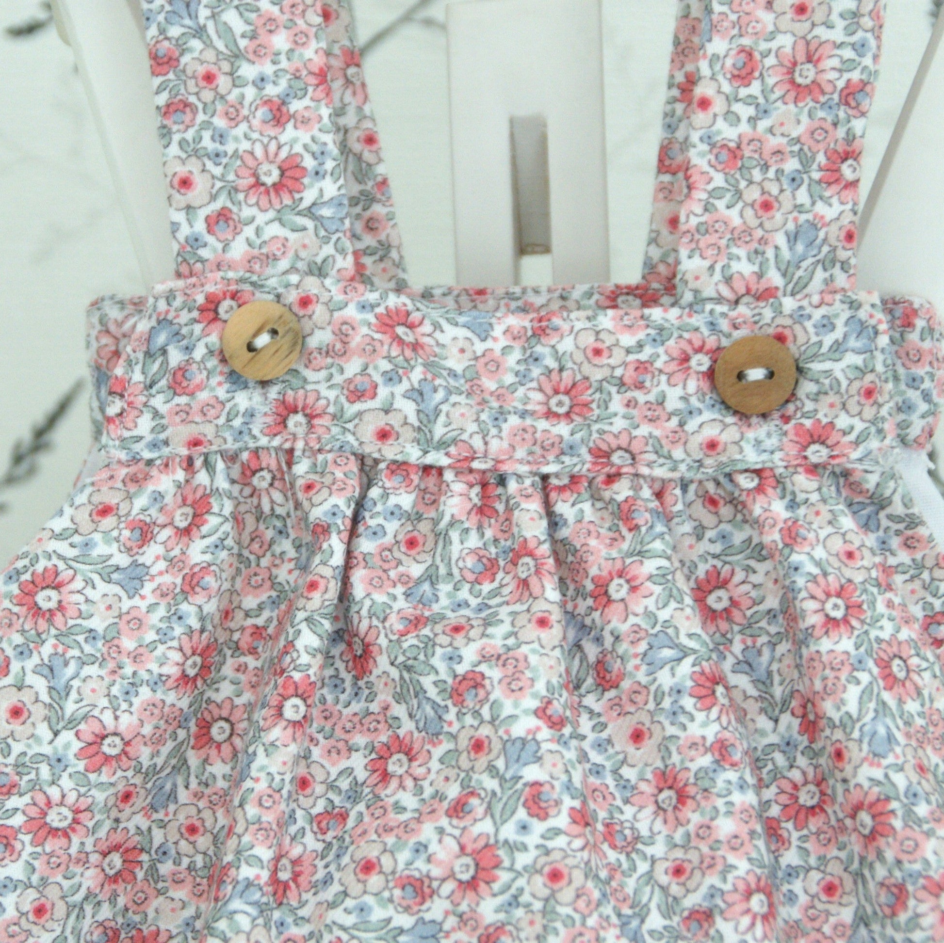 Peto para bebé rosa con estampado de flores