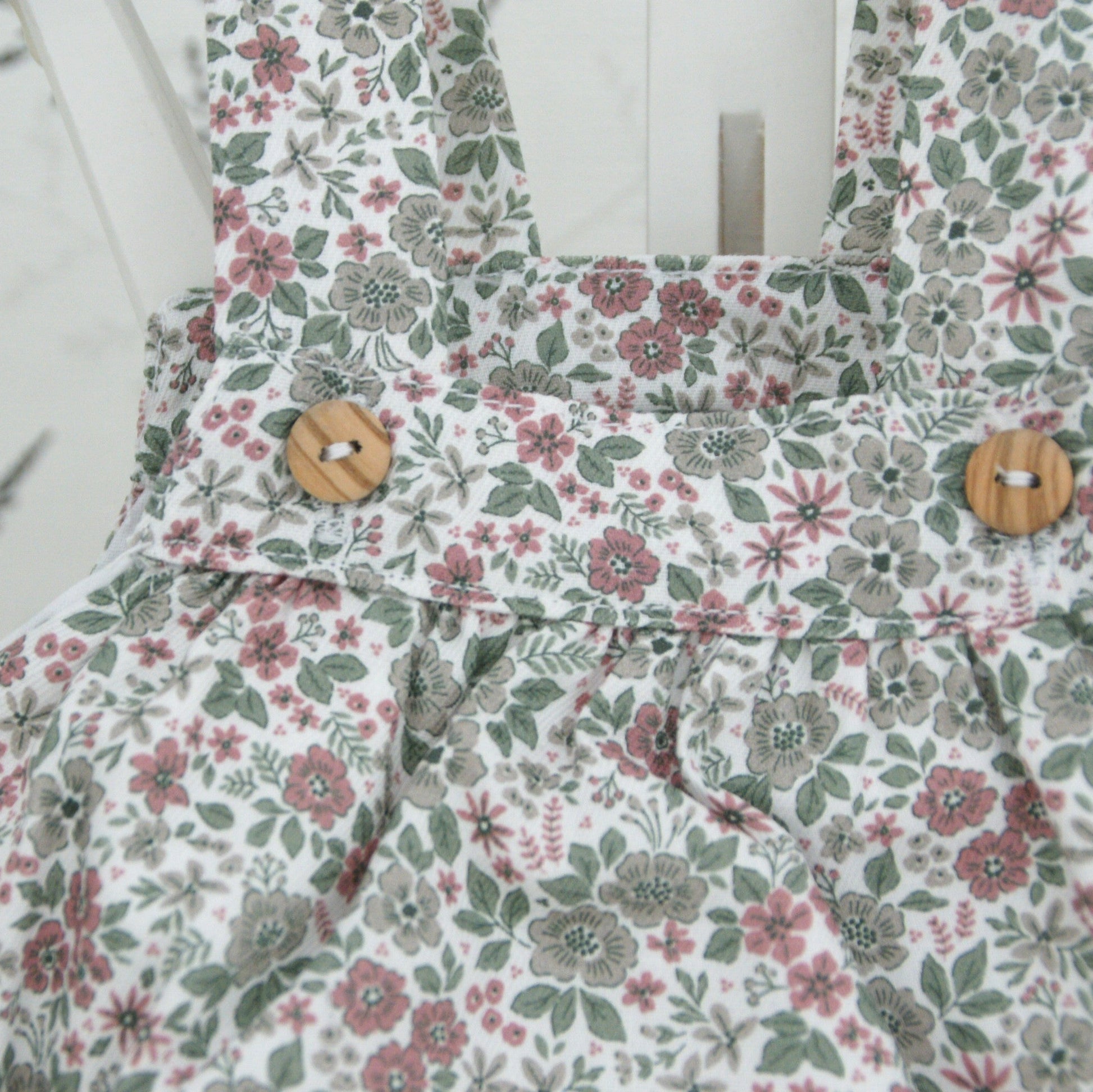 Peto para bebé verde con estampado de flores