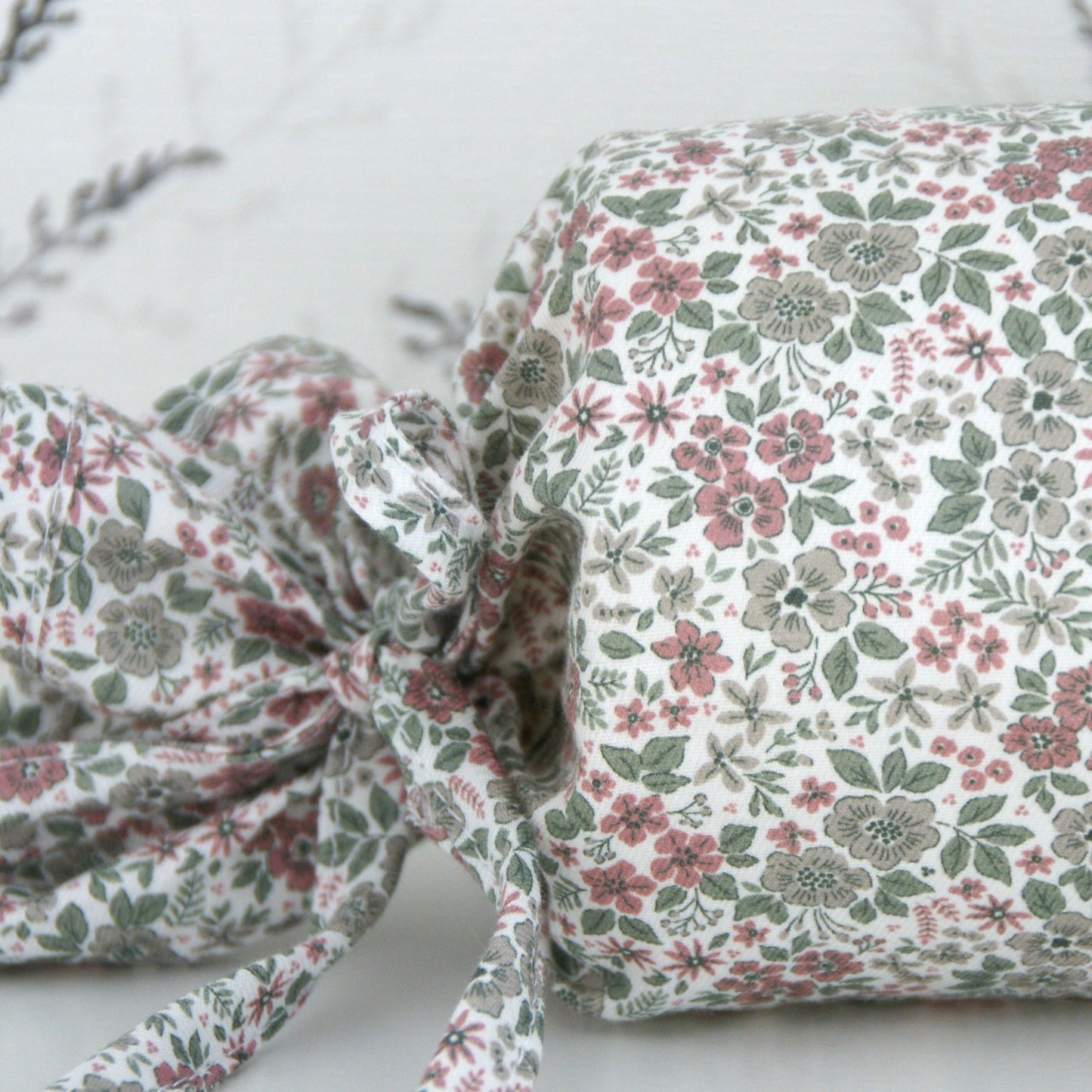 Rulo anti vuelco verde para bebés con estampado de flores